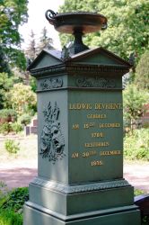 hugenottenfriedhof-chausseestrae-grabmal-ludwig-devrient_41631204735_o
